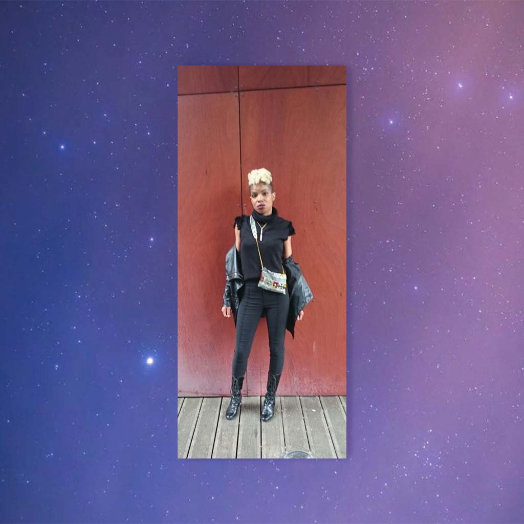 fond-etoiles-pochette-ep-4d-amande-blonde-photo-portrait-en-pied-mur-rouge