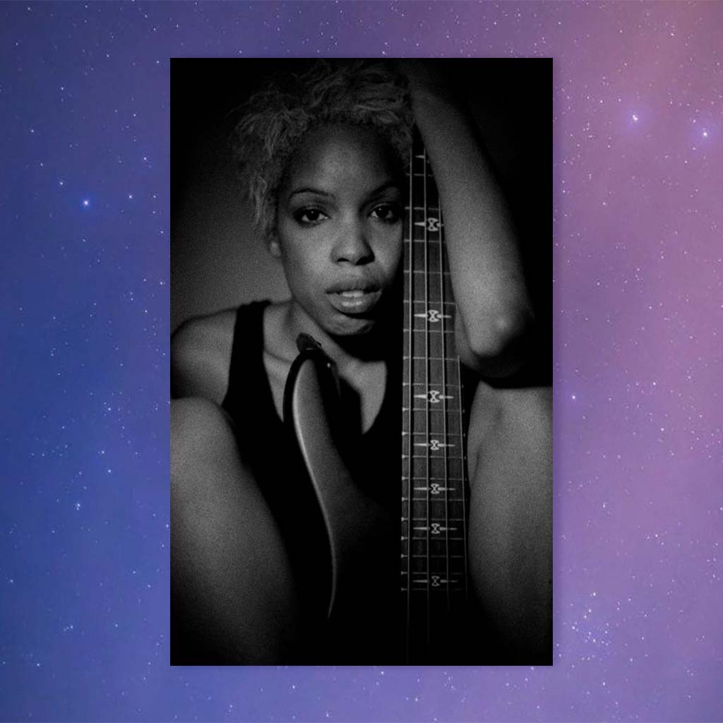 fond-etoiles-pochette-ep-4d-photo-noir-et-blanc-portrait-Amande-guitare-basse-photographe-Ctof
