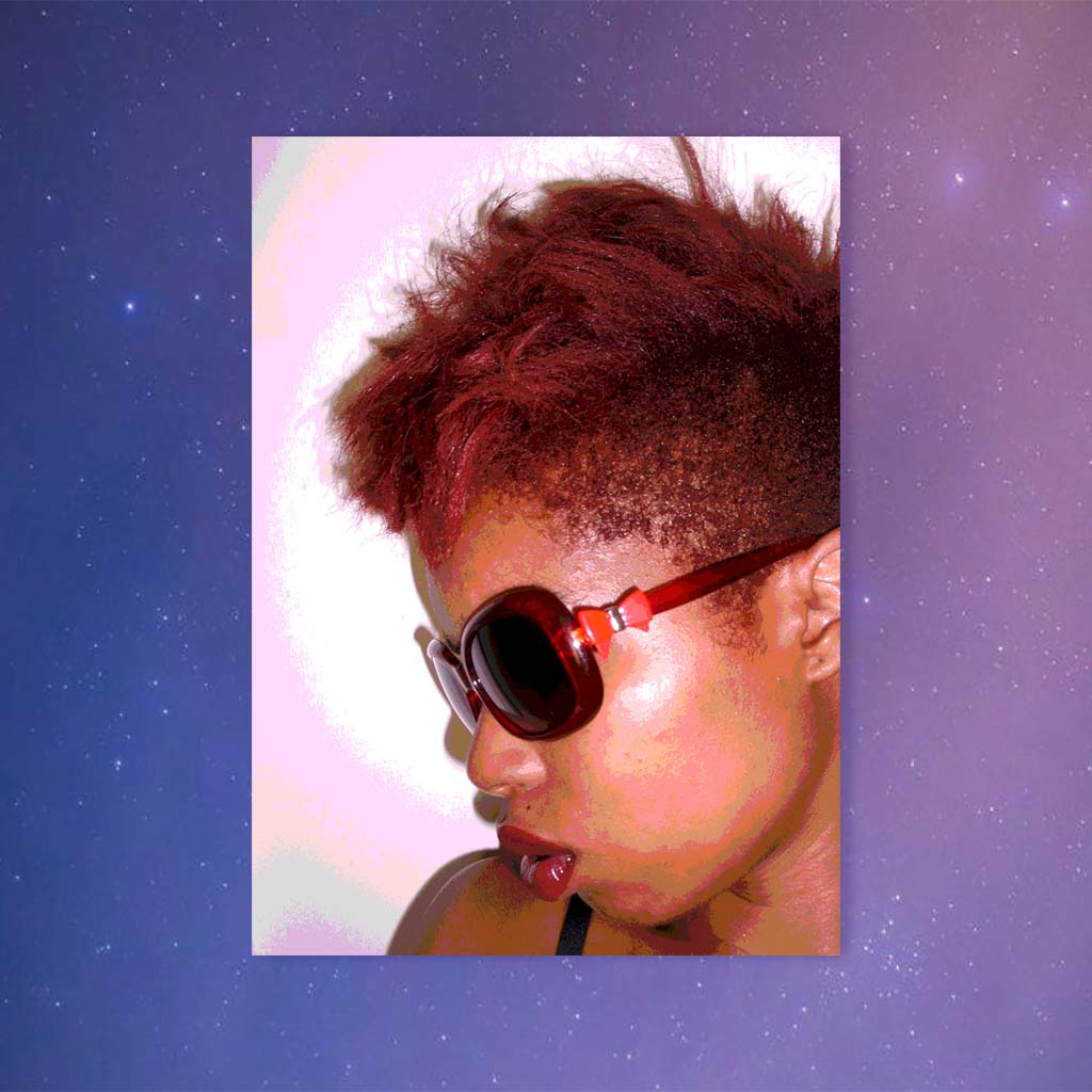 fond-etoiles-pochette-ep-4d-photo-noir-et-blanc-portrait-profil-Amande-cheveux-et-lunettes-de-soleil-rouges-filtre-popart