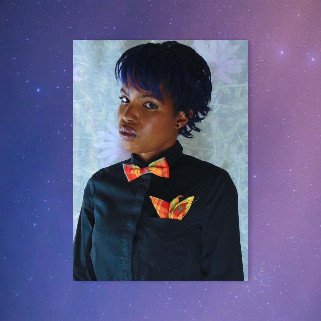 fond-etoiles-pochette-ep-4d-photo-portrait-Amande-cheveux-violets-noeud-papillion-madras-fond-photo-fleurs