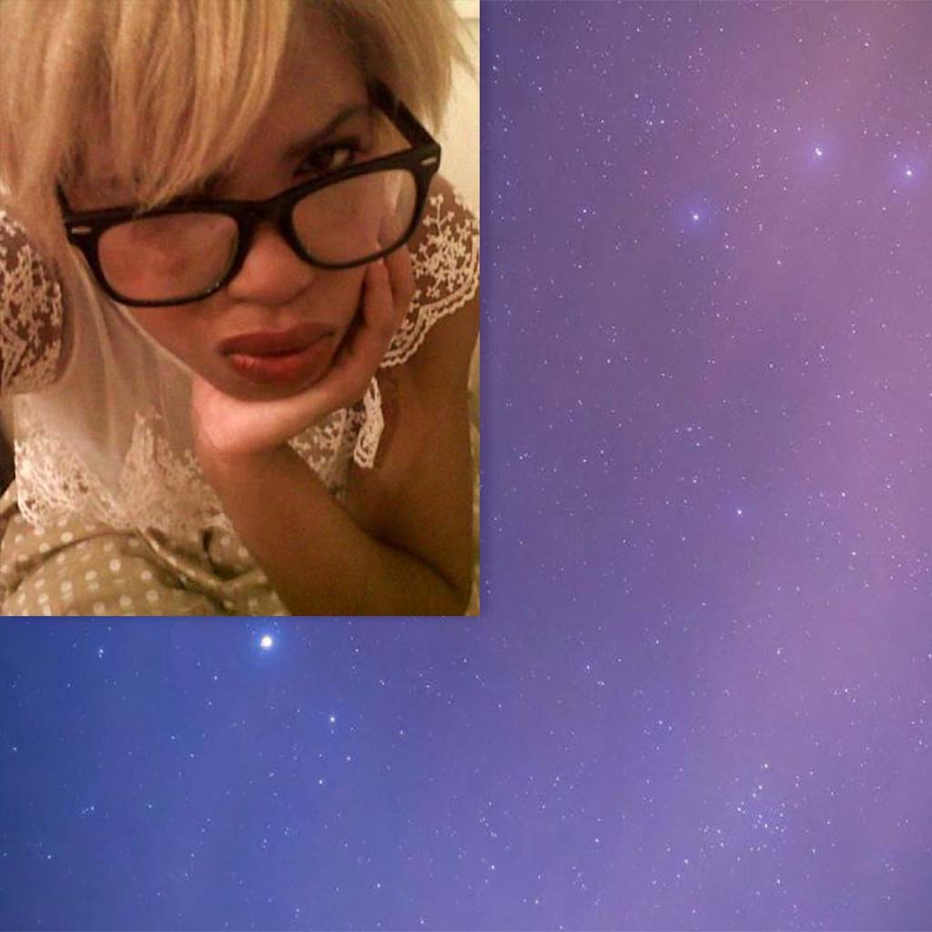 fond-etoiles-pochette-ep-4d-photo-selfie-Amande-blonde-brushing-robe-pois-dentelle-lunettes-carrees