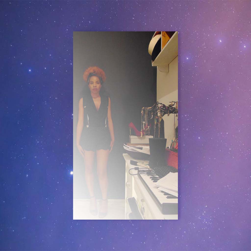 fond-etoiles-pochette-ep-4d-portrait-en-pied-Amande-rousse-bureau-travail-ecriture-musique